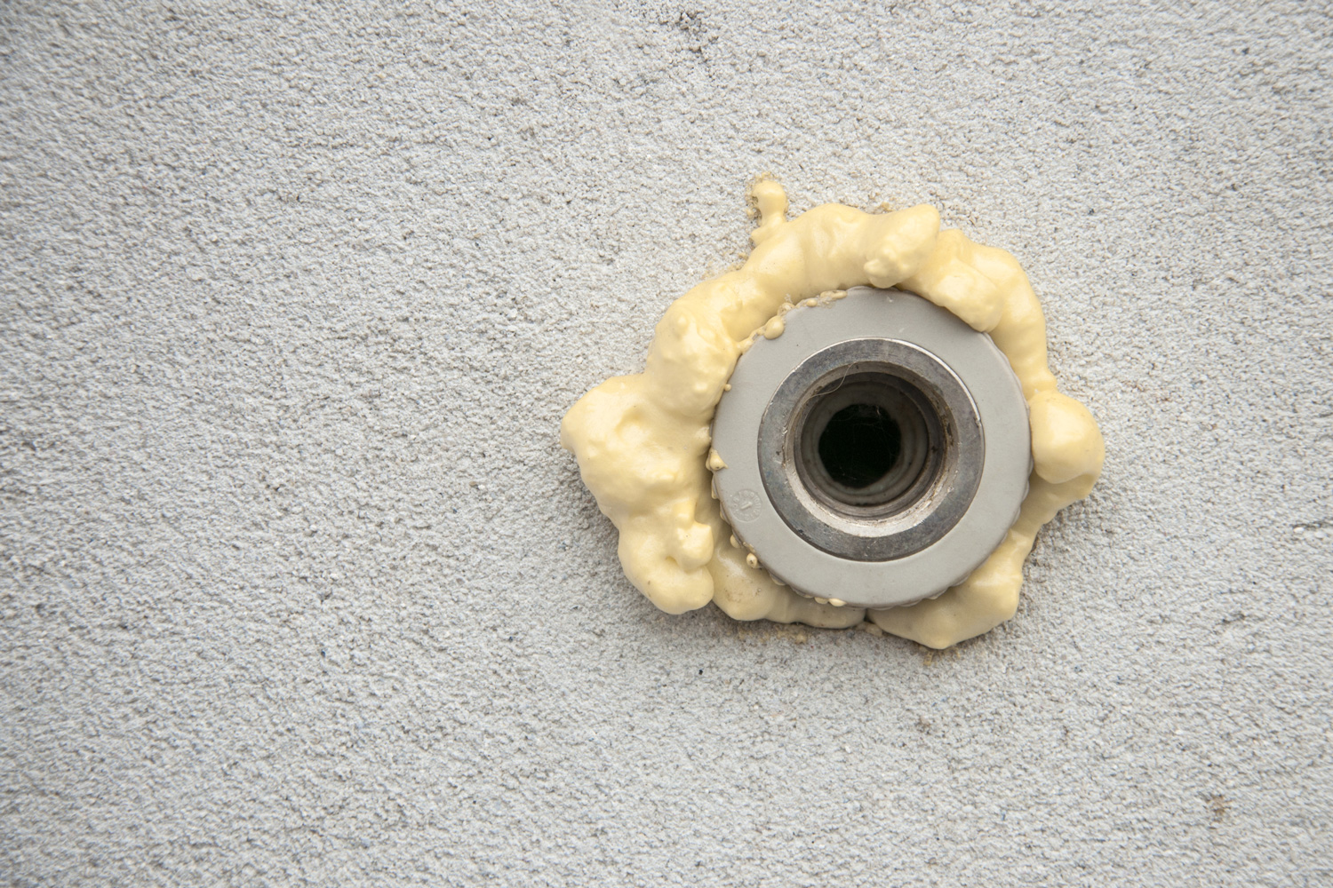 ¿Puedo usar espuma expansiva alrededor de las tuberías de calefacción?