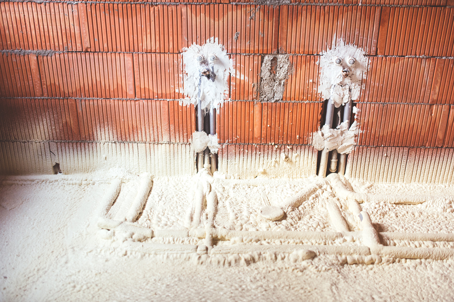 ¿Puedo usar espuma expansiva alrededor de las tuberías de calefacción?