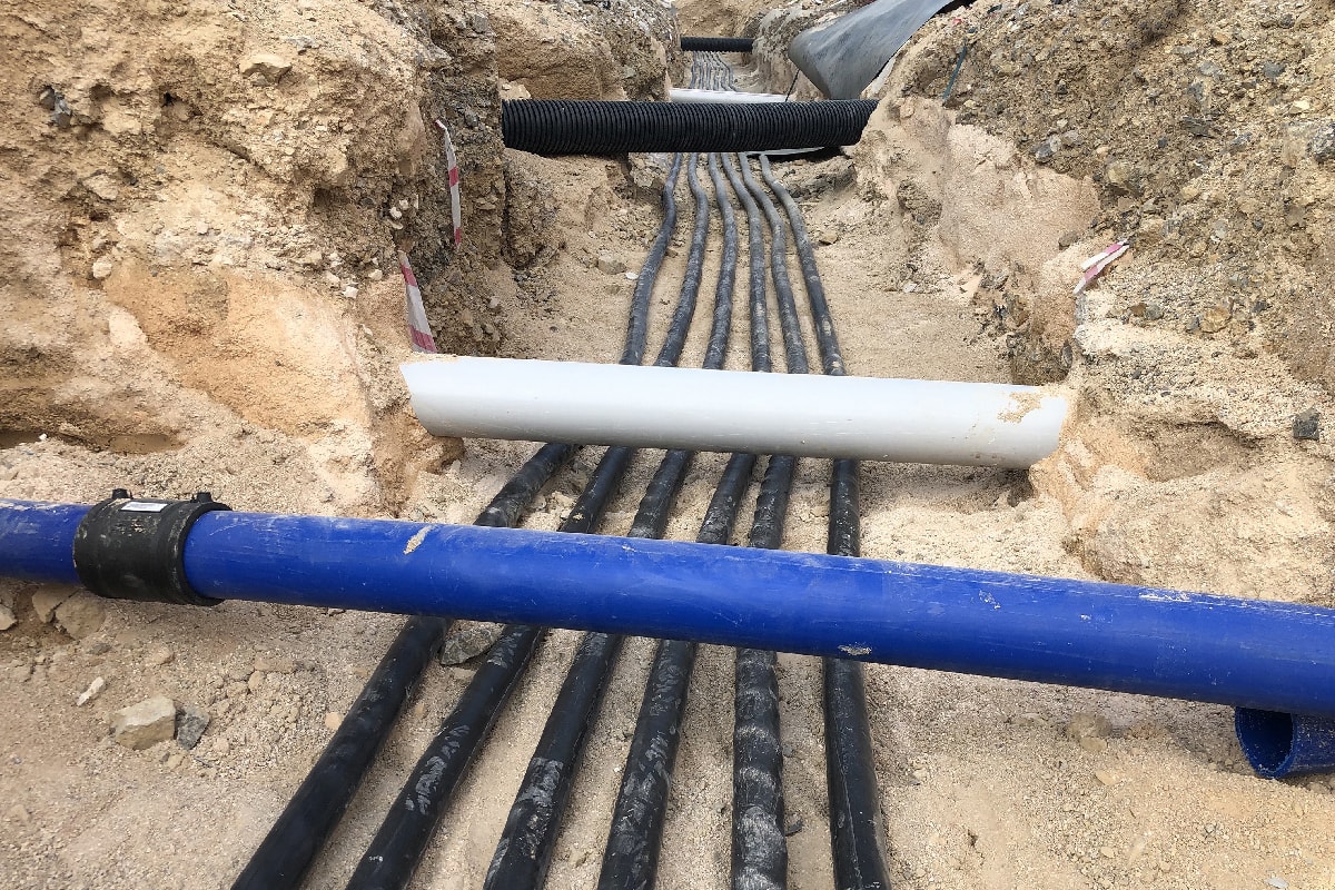 ¿Tubería de agua y cable eléctrico en la misma zanja? ¿Es seguro? Esto es lo que necesita saber. ¿Tubería de agua y cable eléctrico en la misma zanja? ¿Es seguro? Esto es lo que necesita saber.