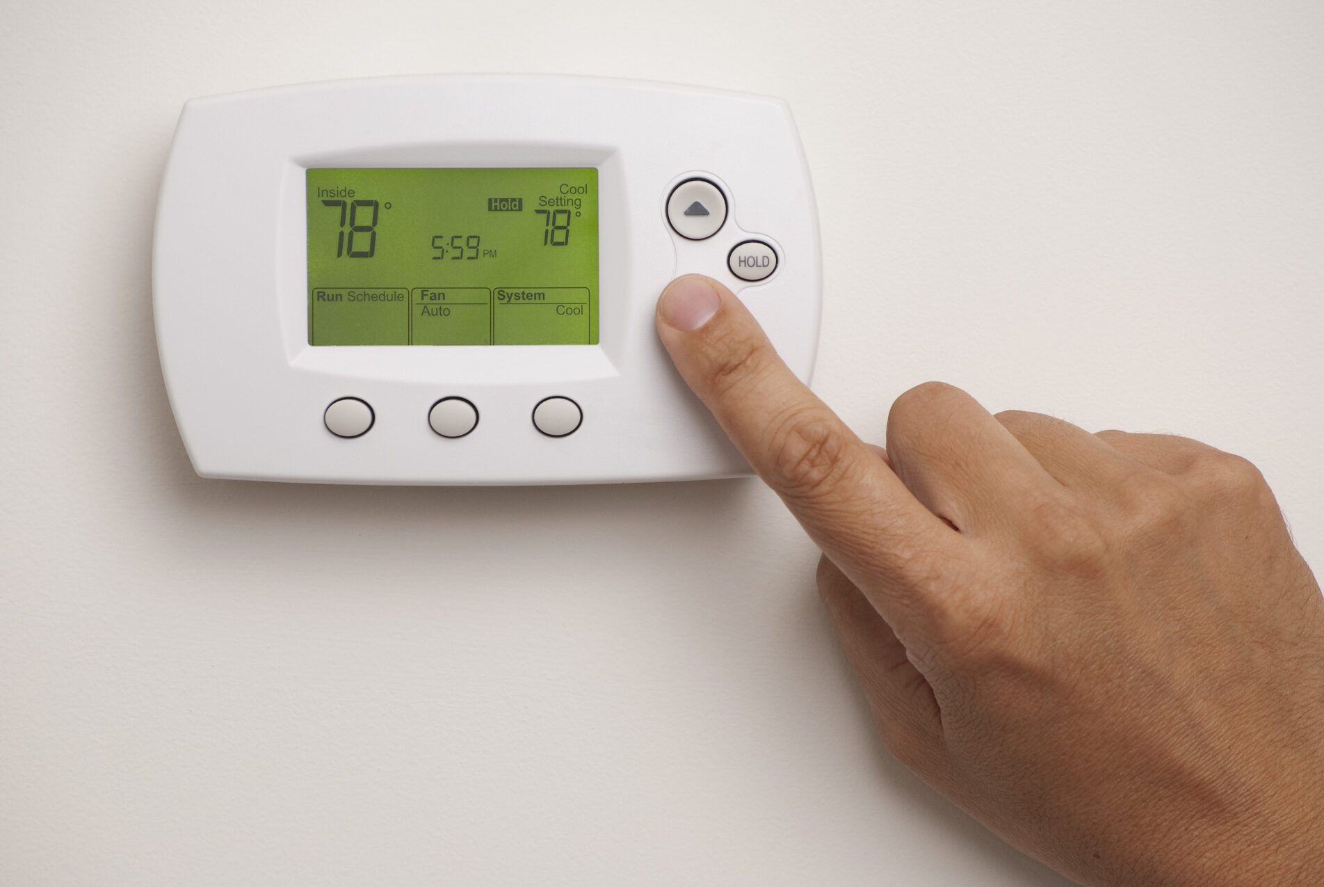 ¿Por qué sale aire frío por las rejillas de ventilación cuando hay calefacción encendida?