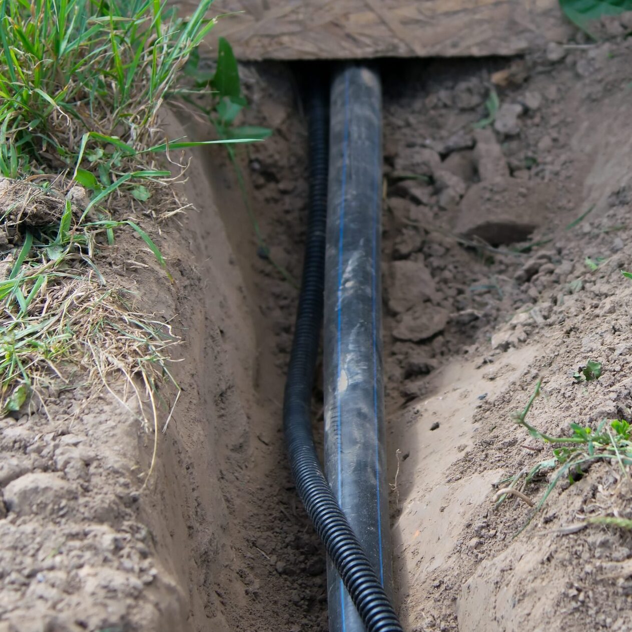 Lo que hay que saber sobre enterrar un cable eléctrico subterráneo