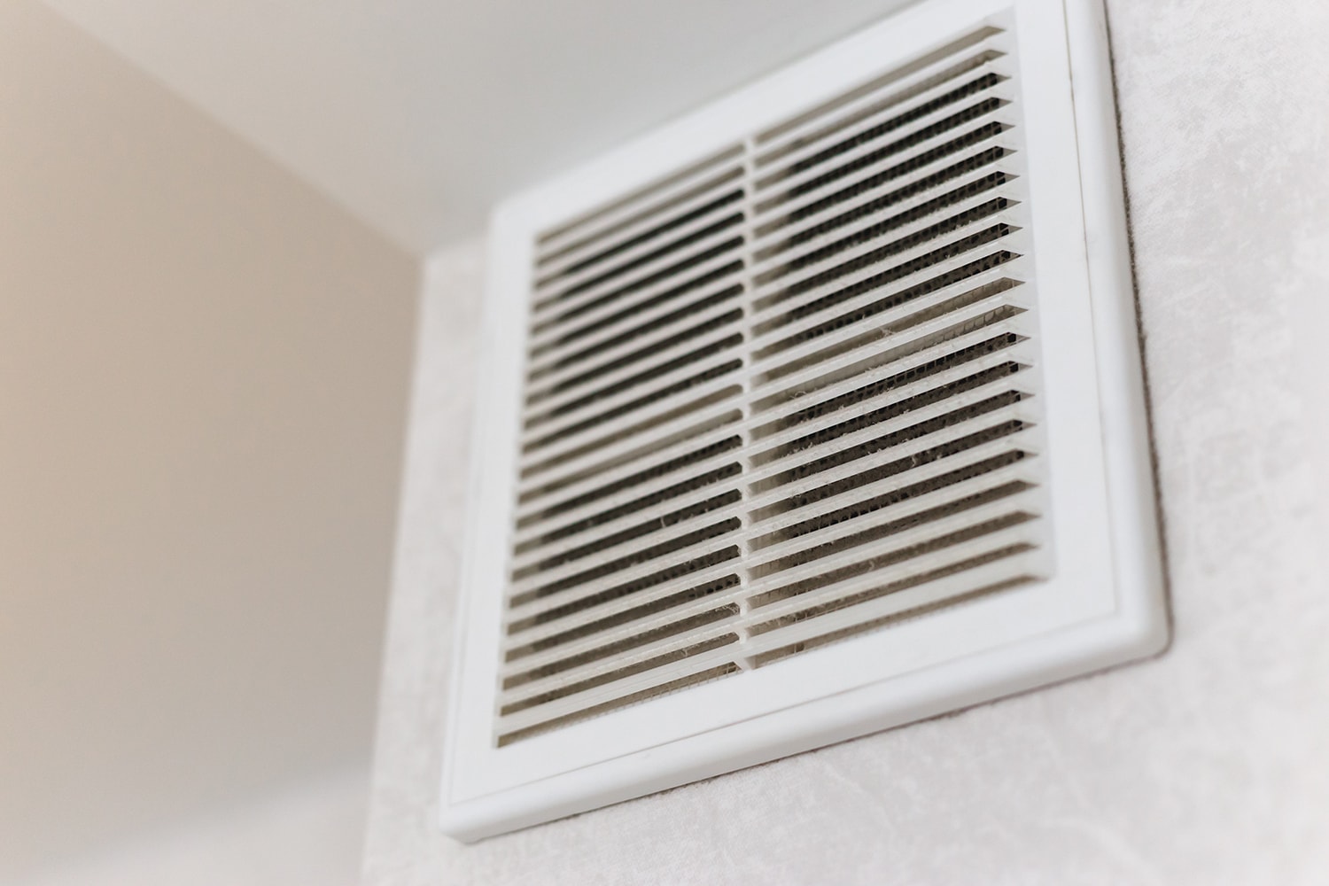 ¿Es normal tener condensación en las rejillas de ventilación?