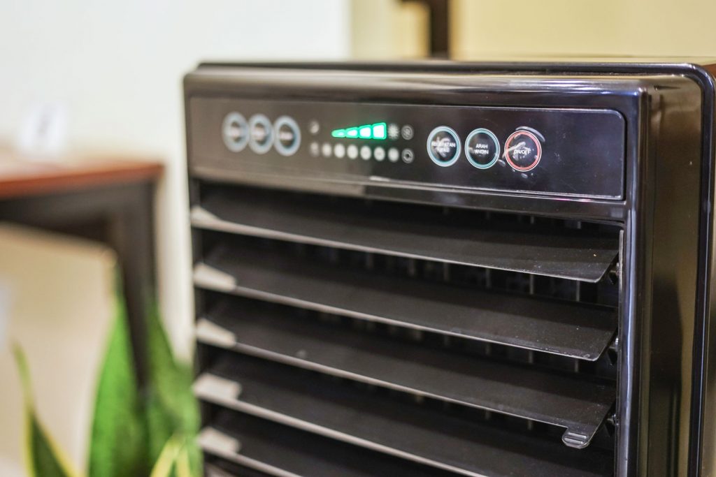 ¿Puedes poner un aire acondicionado portátil de lado?