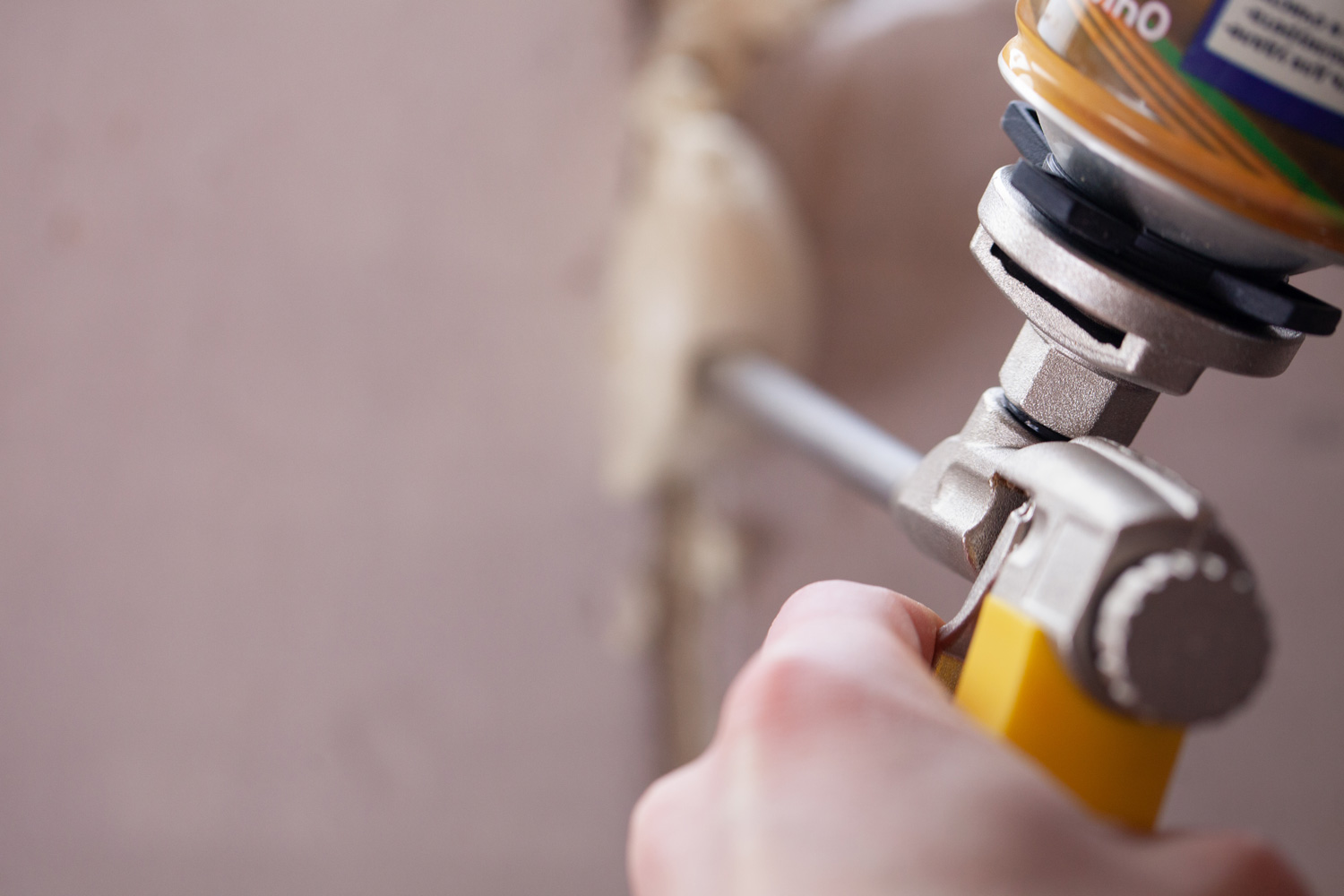 ¿Puedo usar espuma expansiva alrededor de las tuberías de calefacción?